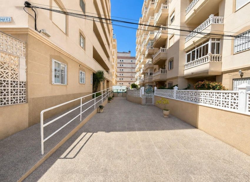 2 soverom Leilighet til salgs i Torrevieja med svømmebasseng - € 130 000 (Ref: 9852157)