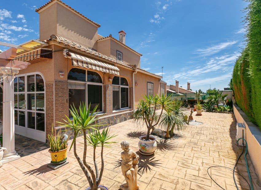 4 soveværelse Villa til salg i Orihuela Costa med swimmingpool - € 560.000 (Ref: 9852158)