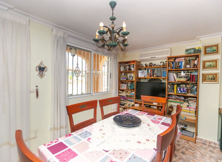 4 soveværelse Villa til salg i Orihuela Costa med swimmingpool - € 560.000 (Ref: 9852158)