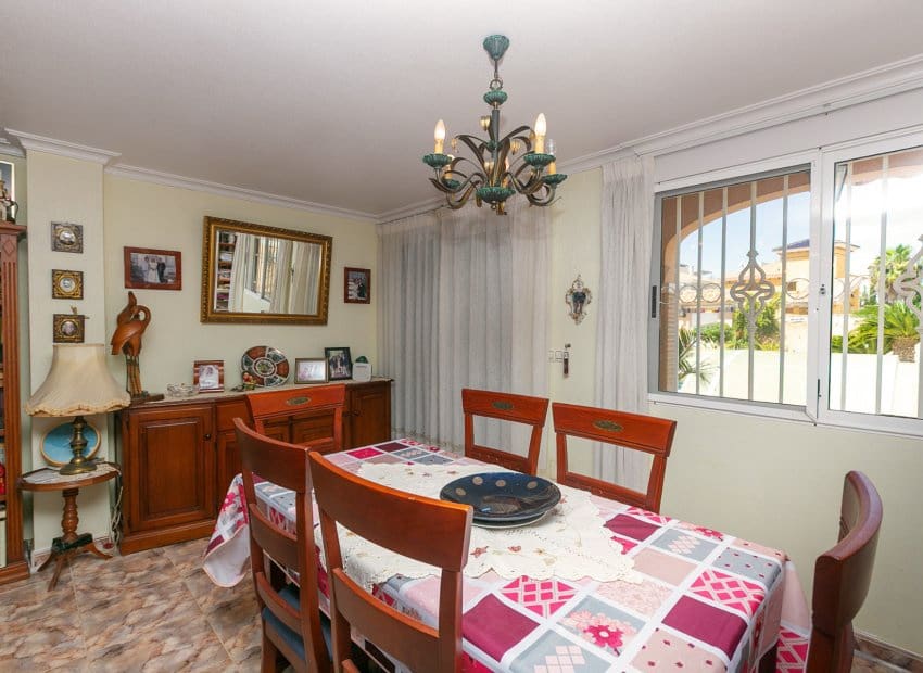 4 soveværelse Villa til salg i Orihuela Costa med swimmingpool - € 560.000 (Ref: 9852158)