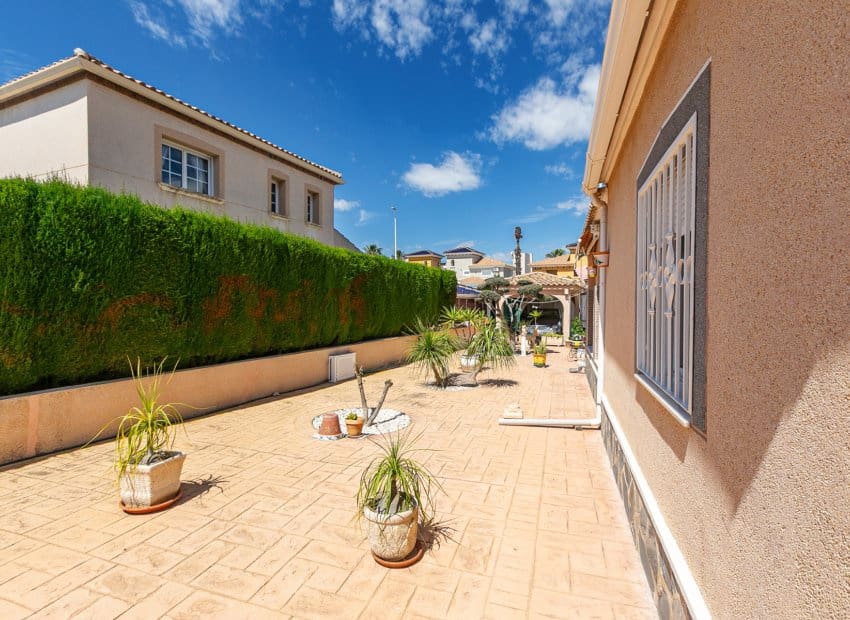 4 soveværelse Villa til salg i Orihuela Costa med swimmingpool - € 560.000 (Ref: 9852158)
