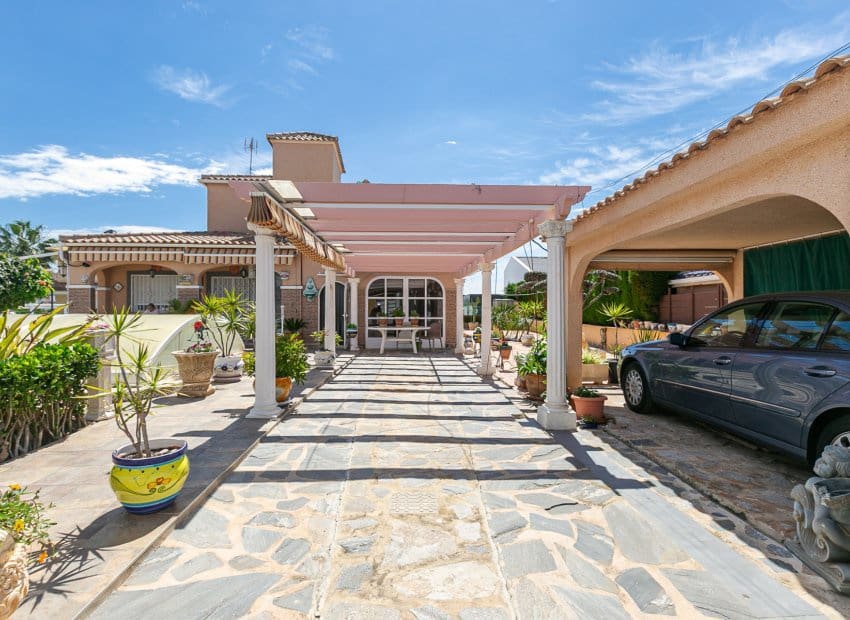 4 soveværelse Villa til salg i Orihuela Costa med swimmingpool - € 560.000 (Ref: 9852158)