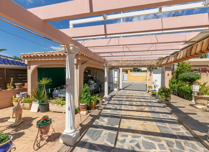 4 soveværelse Villa til salg i Orihuela Costa med swimmingpool - € 560.000 (Ref: 9852158)