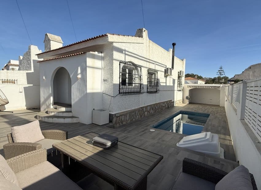 Chalet de 2 habitaciones en Villamartin en venta con piscina - 249.950 € (Ref: 9861024)