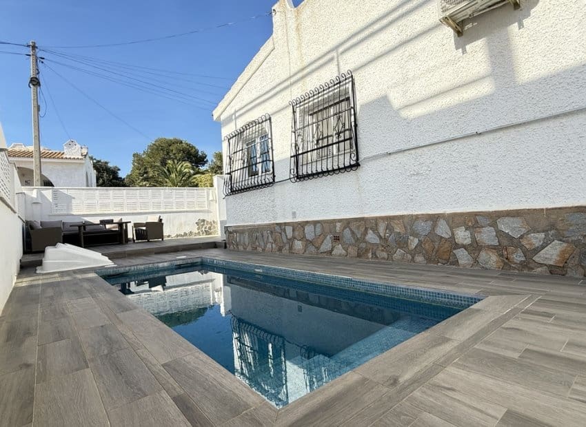 Chalet de 2 habitaciones en Villamartin en venta con piscina - 249.950 € (Ref: 9861024)