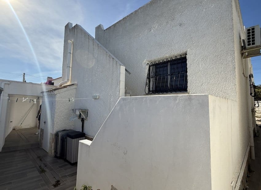 Chalet de 2 habitaciones en Villamartin en venta con piscina - 249.950 € (Ref: 9861024)