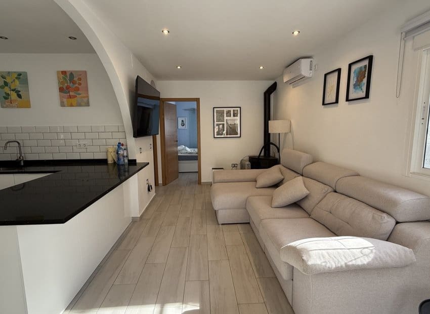 Chalet de 2 habitaciones en Villamartin en venta con piscina - 249.950 € (Ref: 9861024)