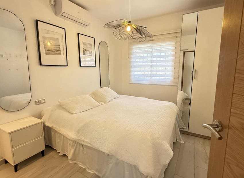 Chalet de 2 habitaciones en Villamartin en venta con piscina - 249.950 € (Ref: 9861024)