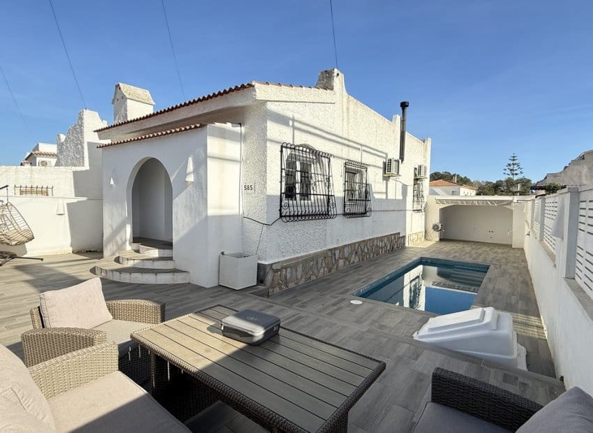 Chalet de 2 habitaciones en Villamartin en venta con piscina - 249.950 € (Ref: 9861024)
