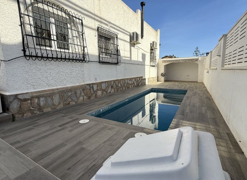 Chalet de 2 habitaciones en Villamartin en venta con piscina - 249.950 € (Ref: 9861024)