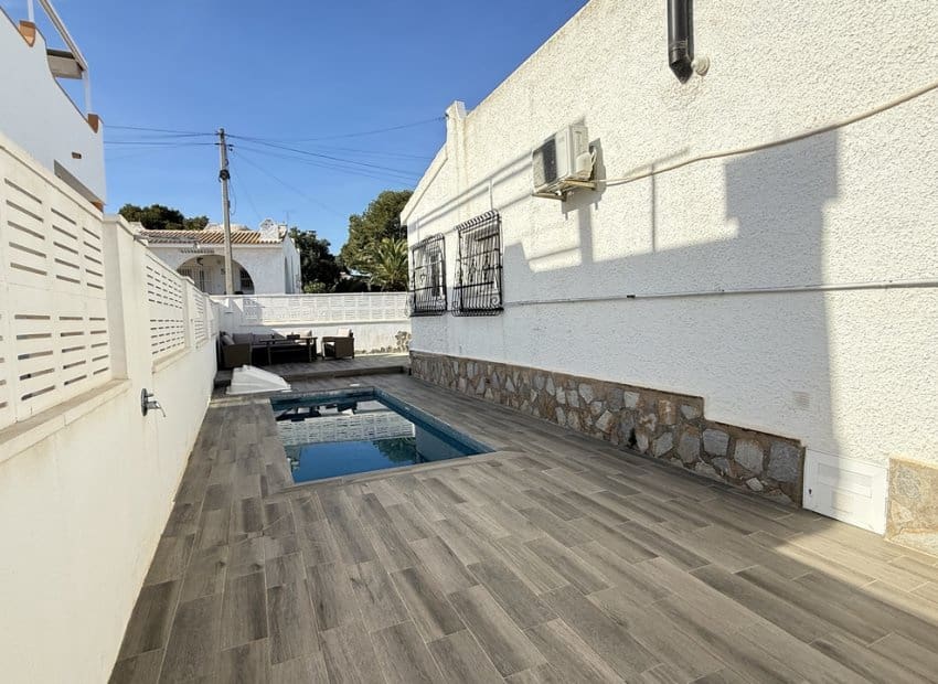 Chalet de 2 habitaciones en Villamartin en venta con piscina - 249.950 € (Ref: 9861024)