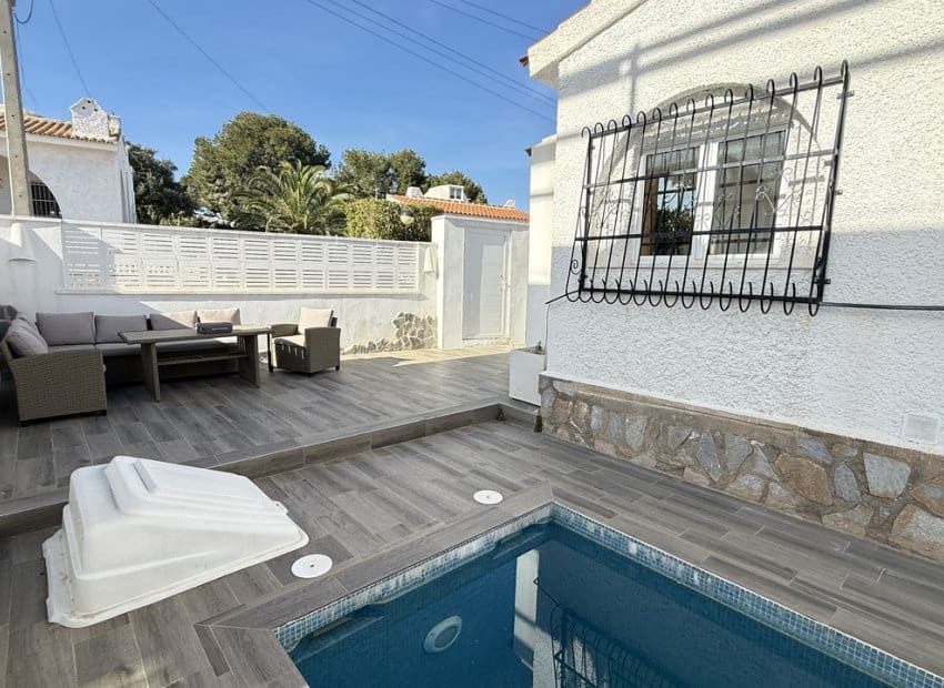 Chalet de 2 habitaciones en Villamartin en venta con piscina - 249.950 € (Ref: 9861024)
