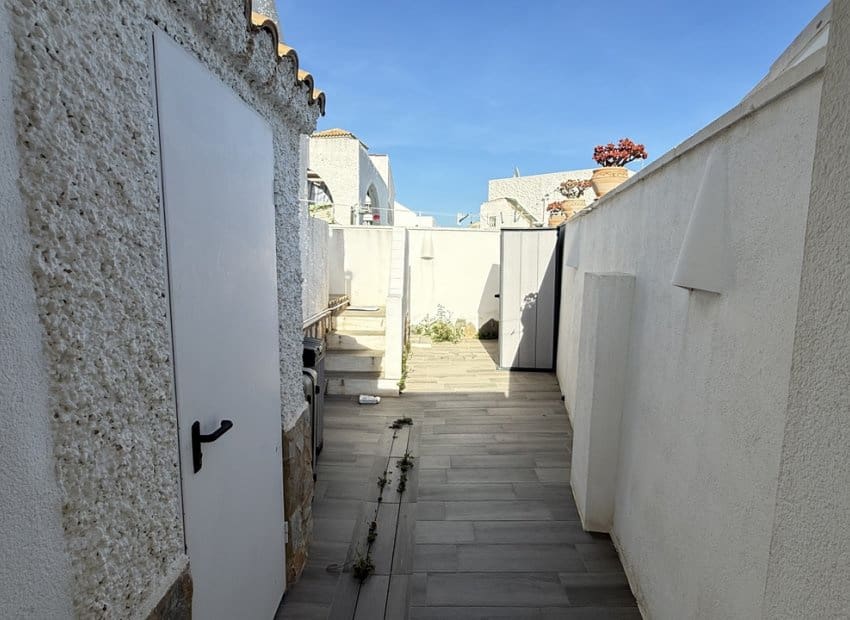 Chalet de 2 habitaciones en Villamartin en venta con piscina - 249.950 € (Ref: 9861024)
