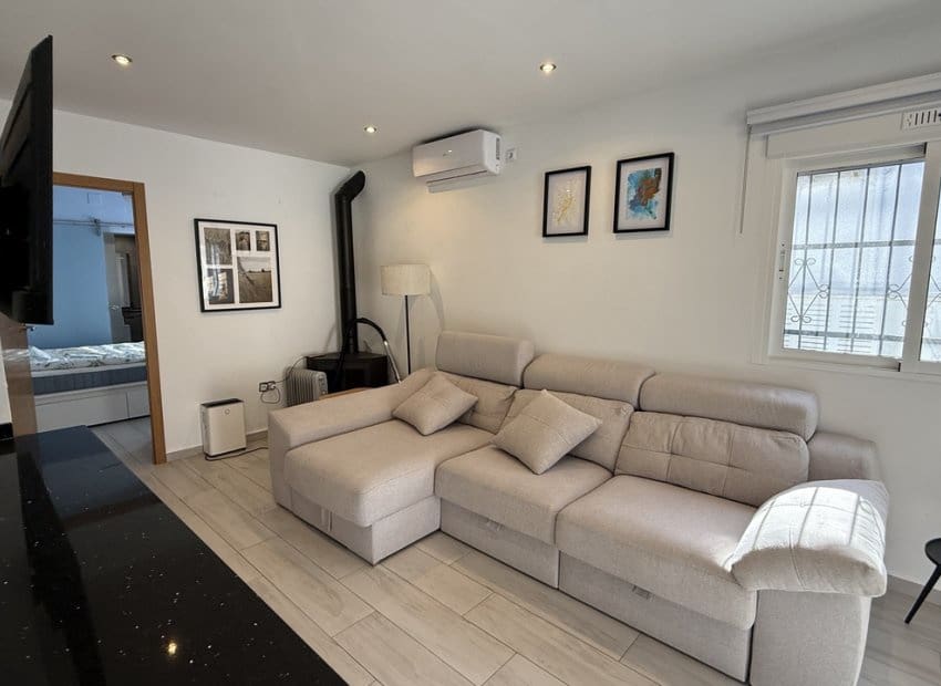 Chalet de 2 habitaciones en Villamartin en venta con piscina - 249.950 € (Ref: 9861024)