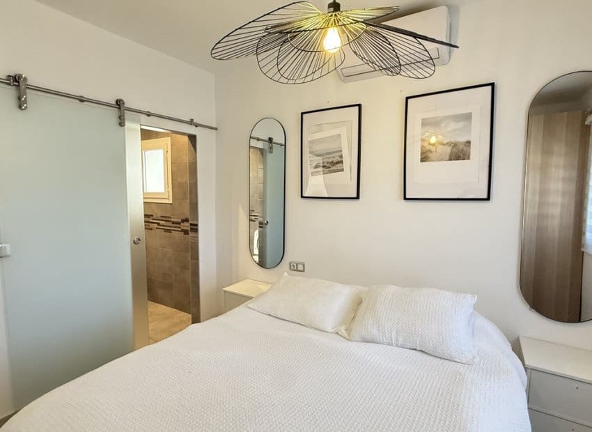 Chalet de 2 habitaciones en Villamartin en venta con piscina - 249.950 € (Ref: 9861024)