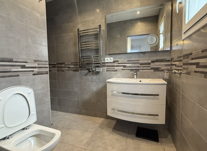 Chalet de 2 habitaciones en Villamartin en venta con piscina - 249.950 € (Ref: 9861024)