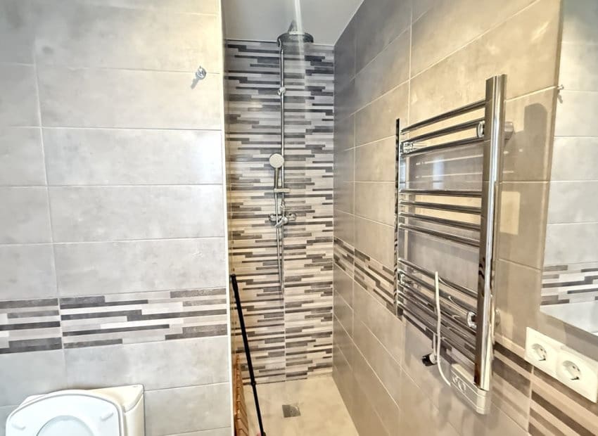 Chalet de 2 habitaciones en Villamartin en venta con piscina - 249.950 € (Ref: 9861024)