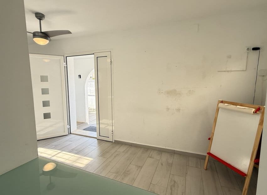 Chalet de 2 habitaciones en Villamartin en venta con piscina - 249.950 € (Ref: 9861024)