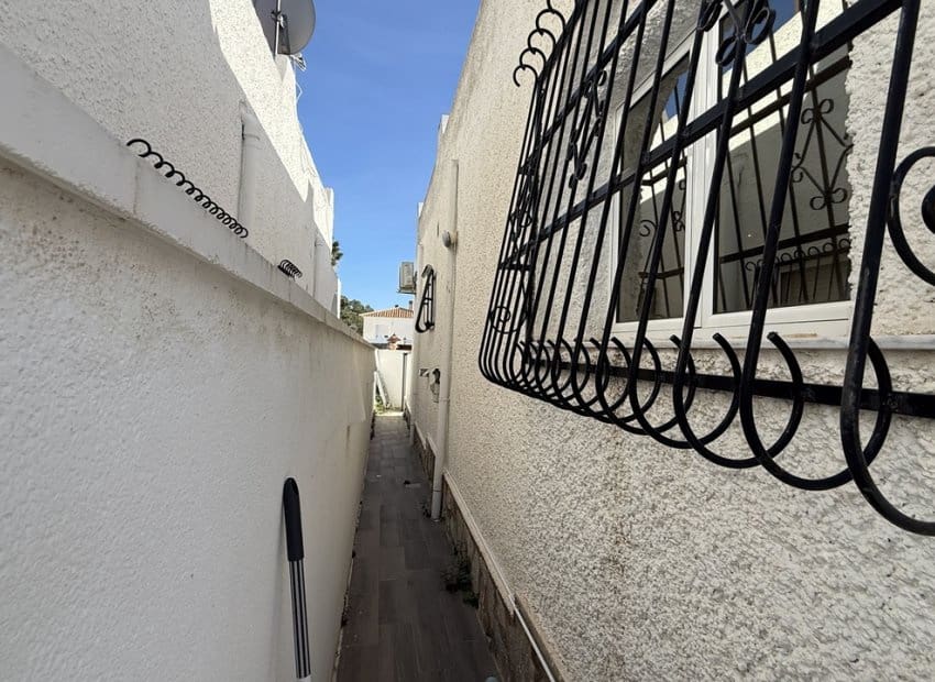 Chalet de 2 habitaciones en Villamartin en venta con piscina - 249.950 € (Ref: 9861024)
