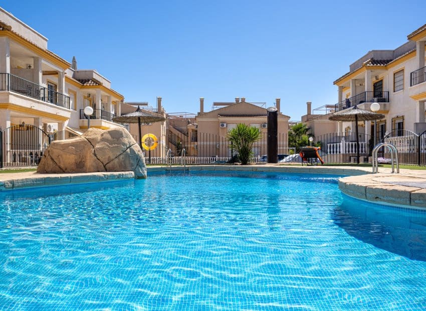 2 bedroom Apartment for sale in Algorfa with pool - € 129,000 (Ref: 9861026)