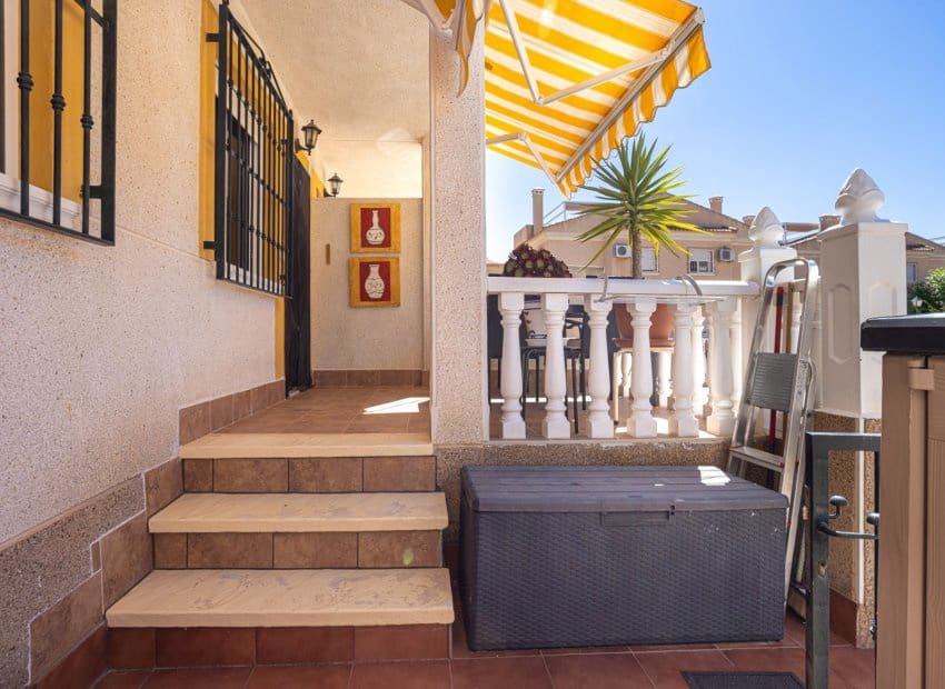 2 bedroom Apartment for sale in Algorfa with pool - € 129,000 (Ref: 9861026)
