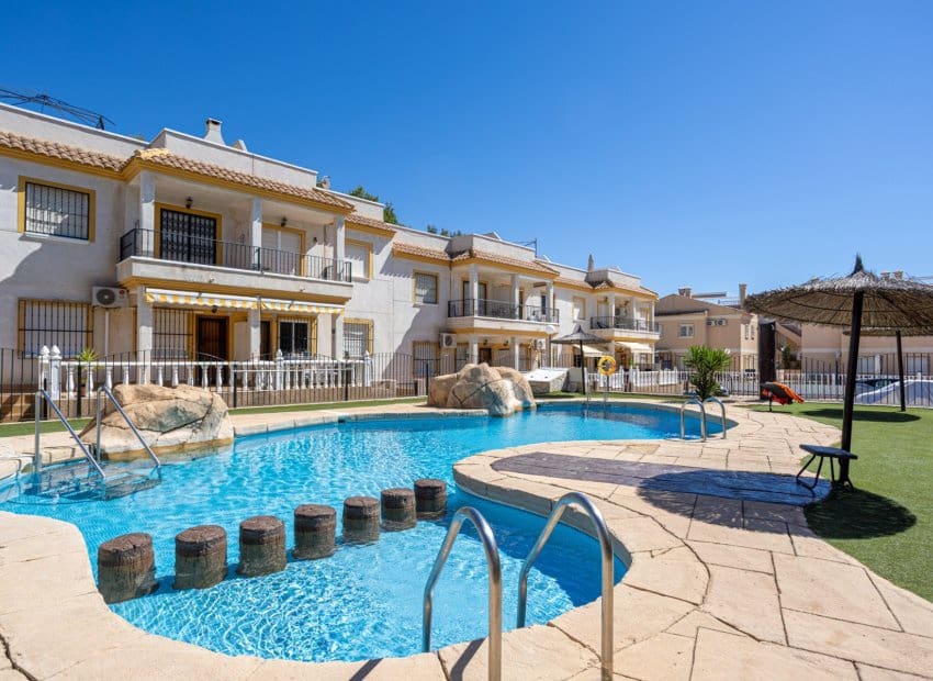 2 bedroom Apartment for sale in Algorfa with pool - € 129,000 (Ref: 9861026)