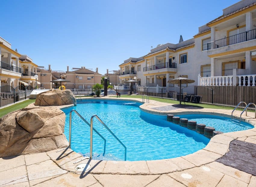 2 bedroom Apartment for sale in Algorfa with pool - € 129,000 (Ref: 9861026)