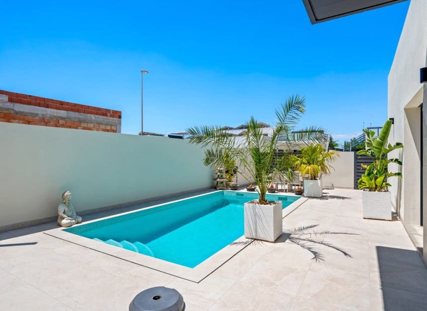 3 sovrum Villa till salu i Daya Nueva med pool - 399 900 € (Ref: 9862100)