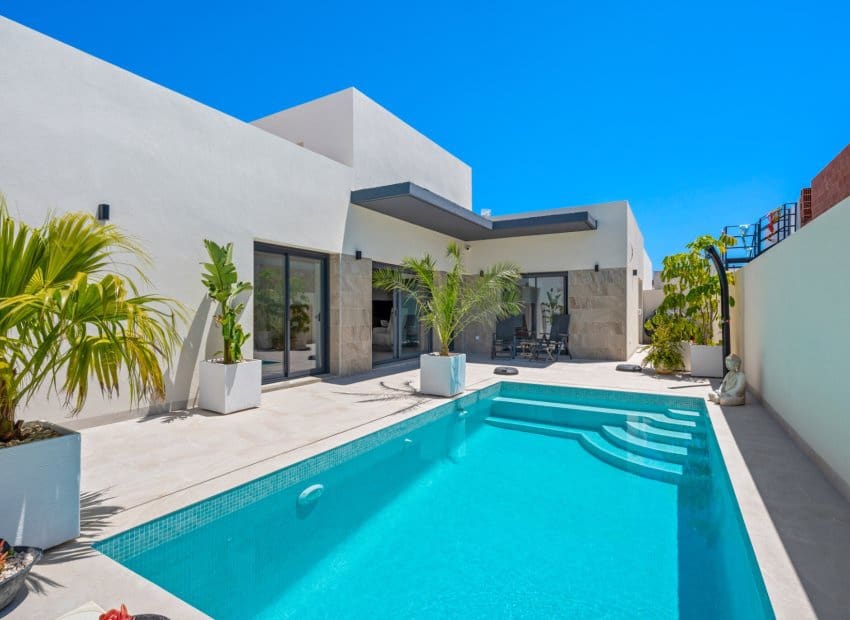 3 sovrum Villa till salu i Daya Nueva med pool - 399 900 € (Ref: 9862100)