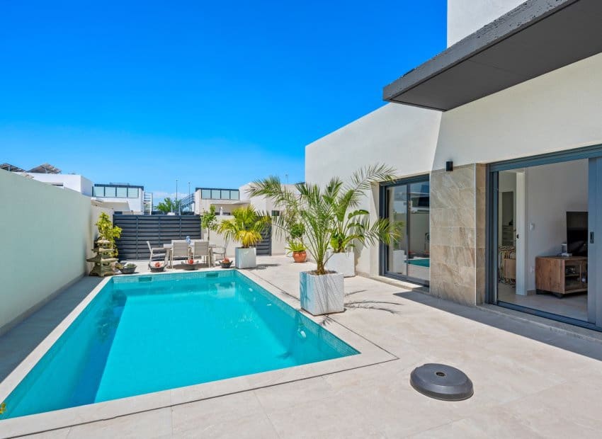 3 sovrum Villa till salu i Daya Nueva med pool - 399 900 € (Ref: 9862100)