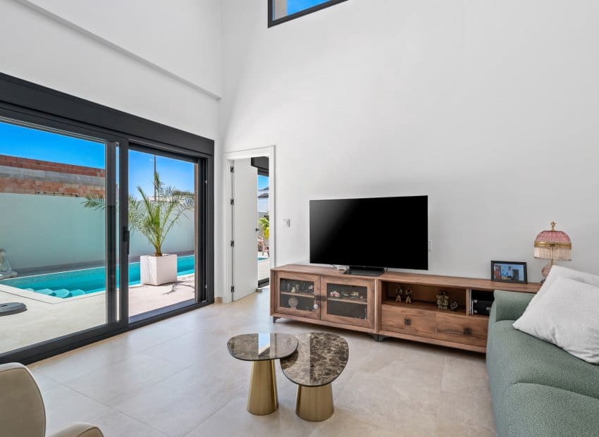 3 sovrum Villa till salu i Daya Nueva med pool - 399 900 € (Ref: 9862100)