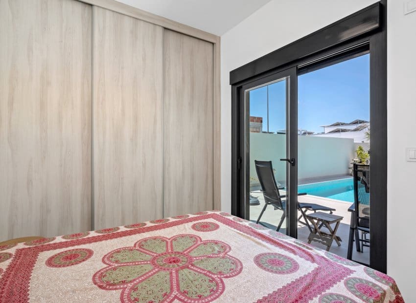 3 sovrum Villa till salu i Daya Nueva med pool - 399 900 € (Ref: 9862100)