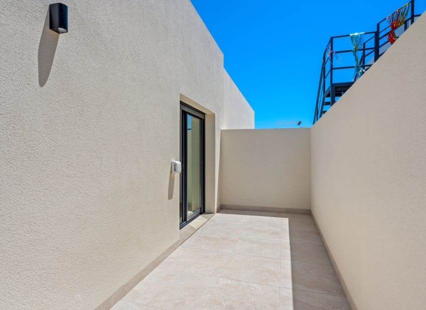 3 sovrum Villa till salu i Daya Nueva med pool - 399 900 € (Ref: 9862100)