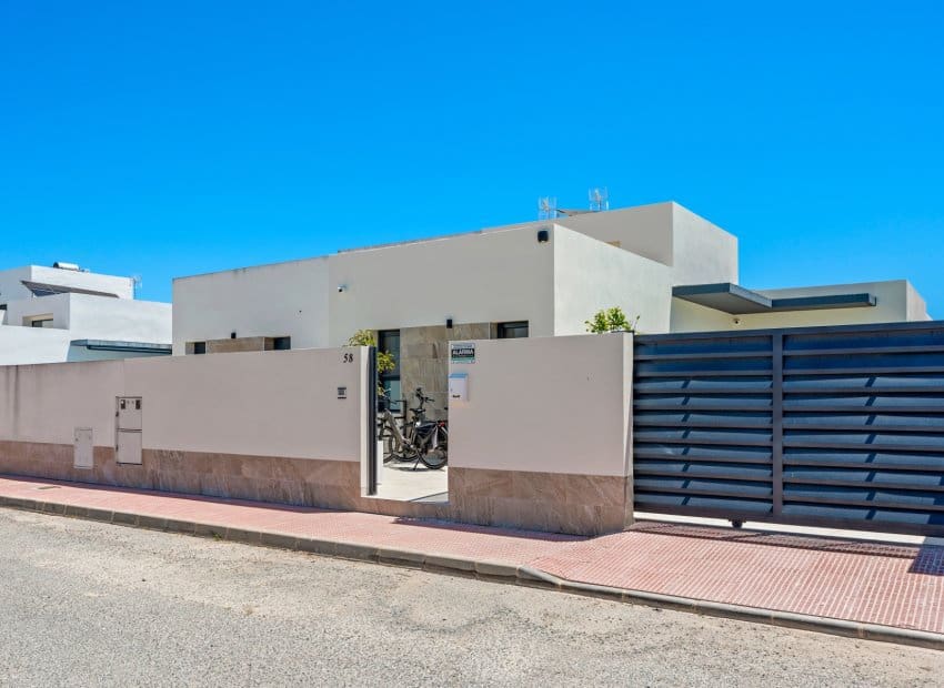 3 sovrum Villa till salu i Daya Nueva med pool - 399 900 € (Ref: 9862100)