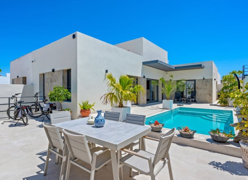 3 sovrum Villa till salu i Daya Nueva med pool - 399 900 € (Ref: 9862100)
