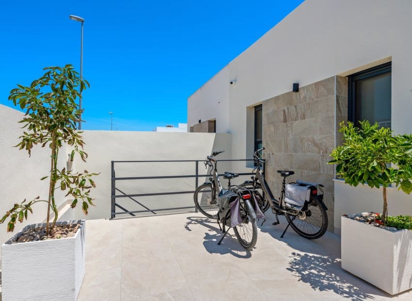 3 sovrum Villa till salu i Daya Nueva med pool - 399 900 € (Ref: 9862100)