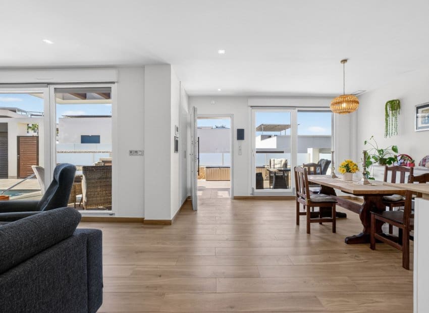 3 slaapkamer Villa te koop in Ciudad Quesada met zwembad - € 469.000 (Ref: 9865552)