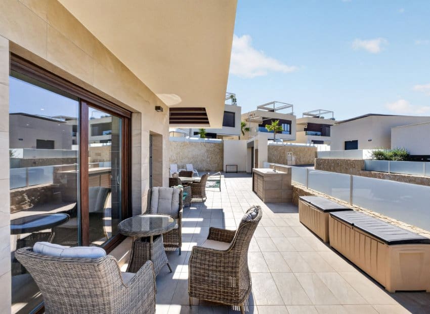 3 slaapkamer Villa te koop in Ciudad Quesada met zwembad - € 469.000 (Ref: 9865552)