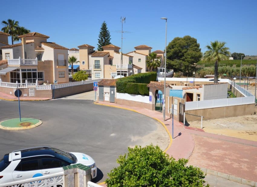 2 bedroom Villa for sale in Algorfa with pool - € 215,000 (Ref: 9879808)