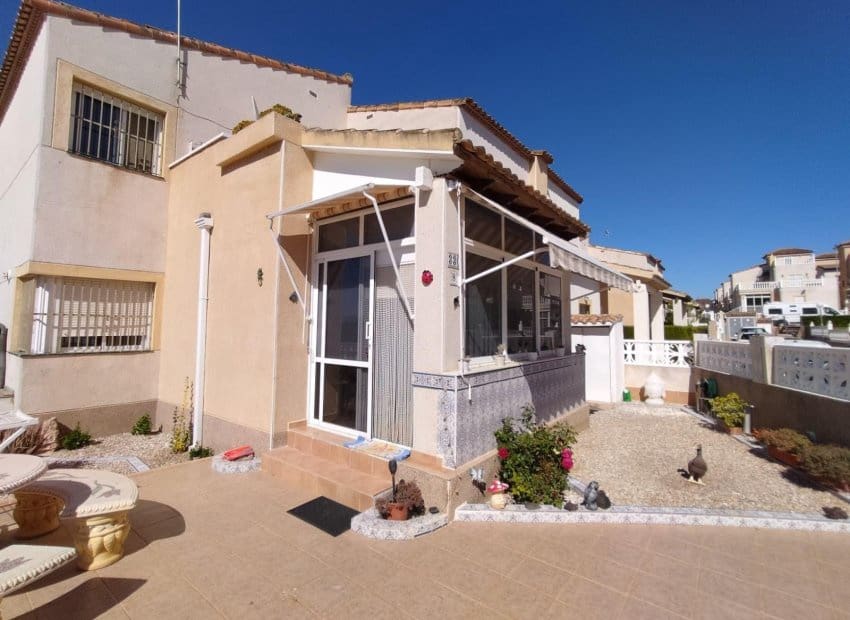 2 bedroom Villa for sale in Algorfa with pool - € 215,000 (Ref: 9879808)