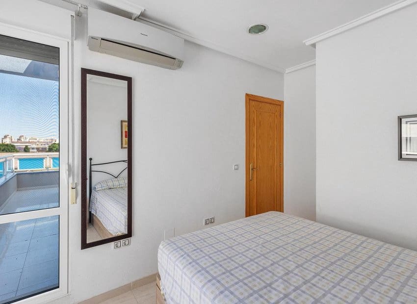 3 sypialnia Apartament na sprzedaż w Torrevieja z basenem - 213 500 € (Ref: 9879816)
