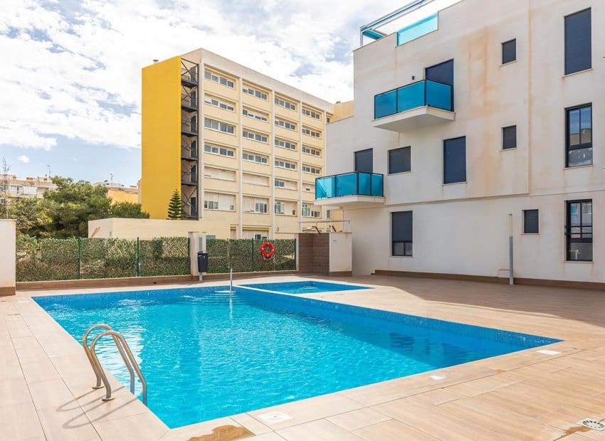 3 sypialnia Apartament na sprzedaż w Torrevieja z basenem - 213 500 € (Ref: 9879816)