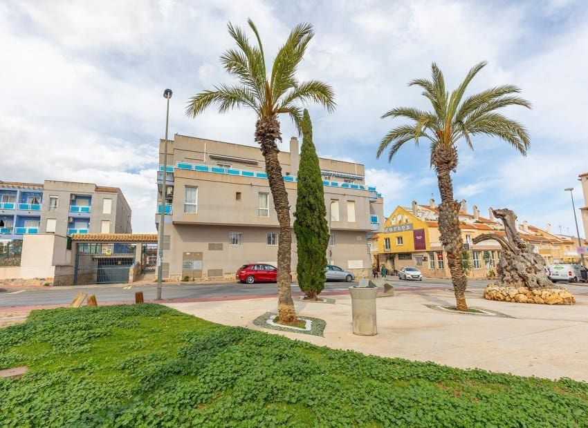 3 sypialnia Apartament na sprzedaż w Torrevieja z basenem - 213 500 € (Ref: 9879816)