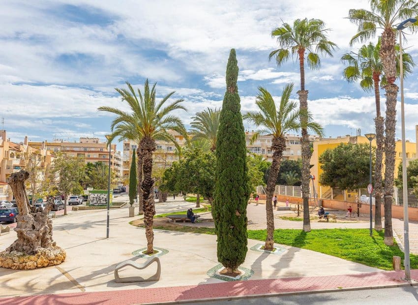 3 sypialnia Apartament na sprzedaż w Torrevieja z basenem - 213 500 € (Ref: 9879816)