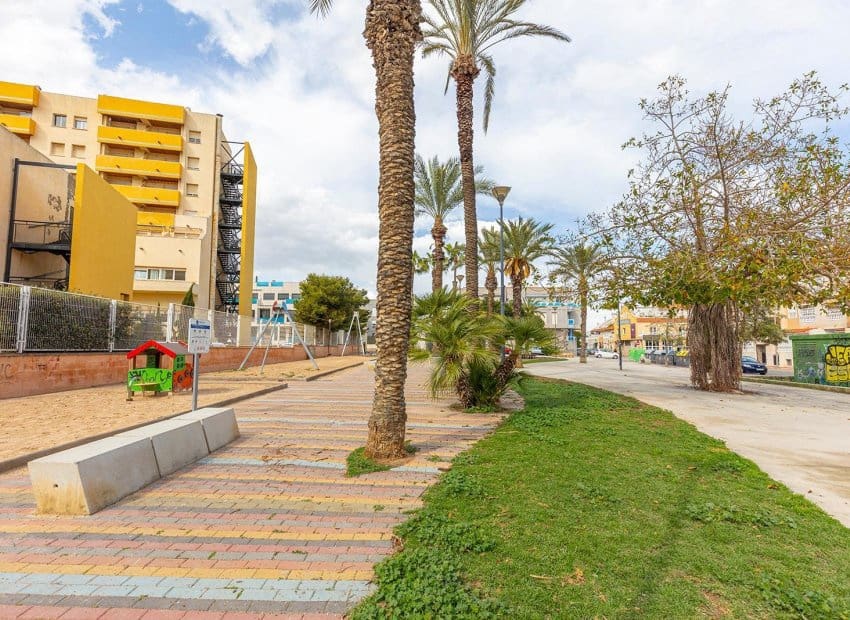 3 sypialnia Apartament na sprzedaż w Torrevieja z basenem - 213 500 € (Ref: 9879816)