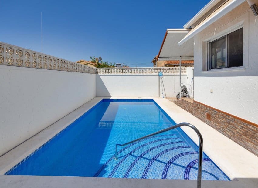 3 Zimmer Villa zu verkaufen in San Fulgencio mit Pool - 299.969 € (Ref: 9879817)