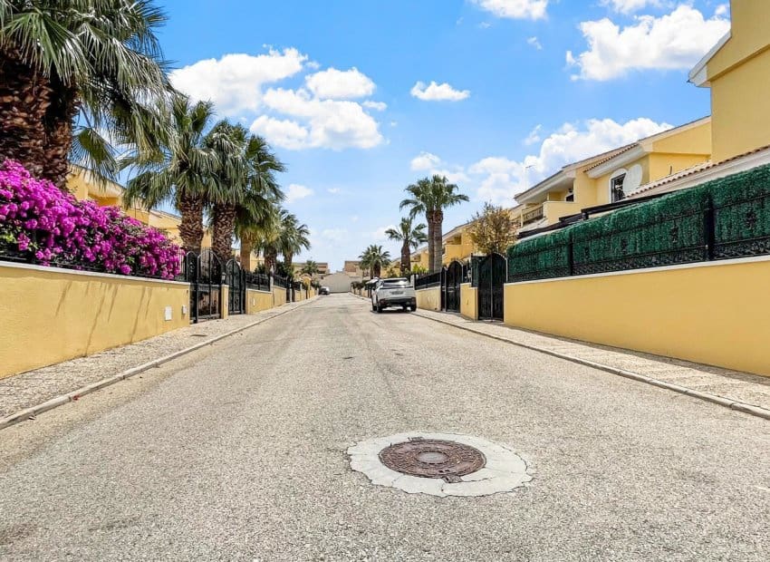 3 makuuhuone Huvila myytävänä paikassa Orihuela Costa mukana uima-altaan - 435 900 € (Ref: 9882461)