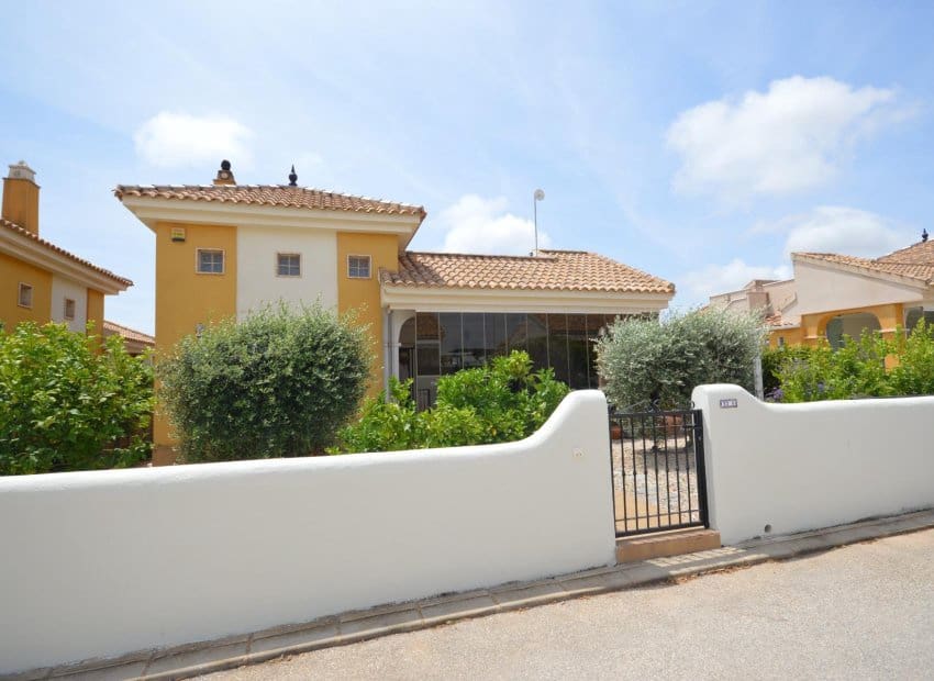 3 bedroom Villa for sale in Los Montesinos with pool - € 279,000 (Ref: 9889183)