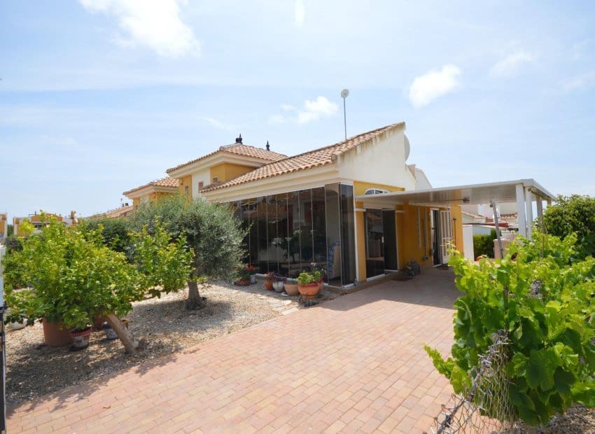 3 bedroom Villa for sale in Los Montesinos with pool - € 279,000 (Ref: 9889183)