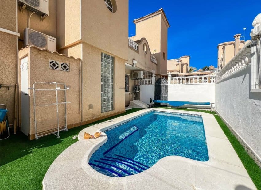 2 soverom Villa til salgs i Orihuela Costa med svømmebasseng - € 279 900 (Ref: 9889185)